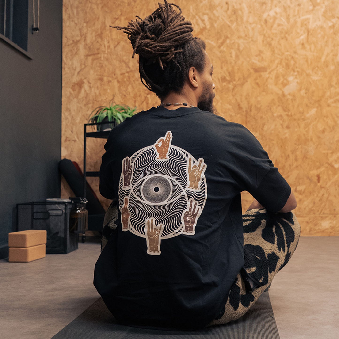 MUDRA TEE - BLACK/WHITE